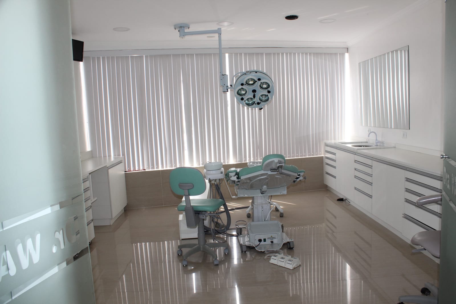 Sala do centro cirúrgico ambulatorial da Aniceto Odontologia